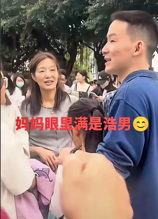 笑死我了，浩男简直进了女儿国[捂脸]其实浩楠的眼神跟刚开始比带着更多是疲惫

他