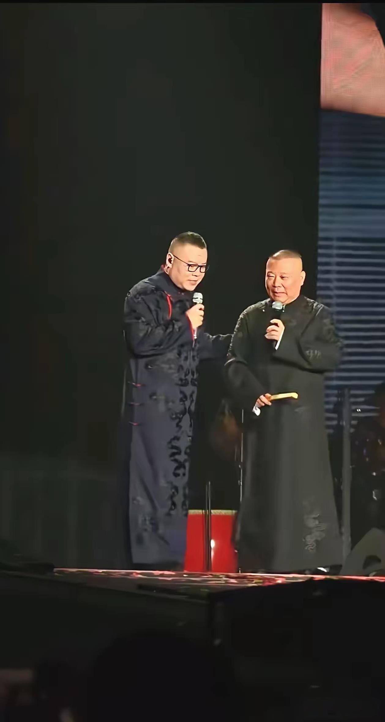 有人问郭德纲：岳云鹏不是专业歌手，演唱会门票1580元，票价这么贵，郭德纲怎么看