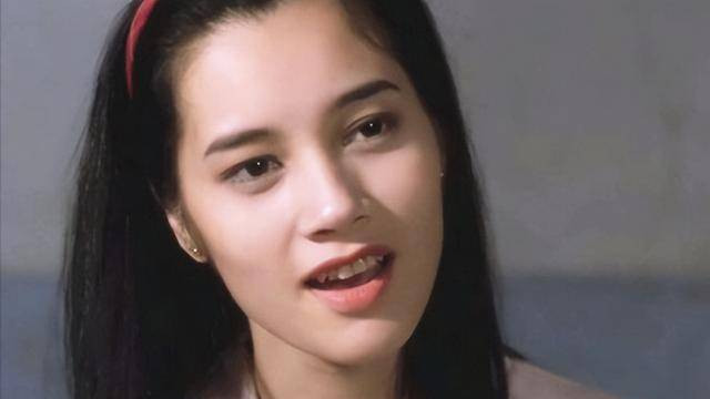 郑艳丽凭借其深邃的五官，令不少观众对其印象深刻