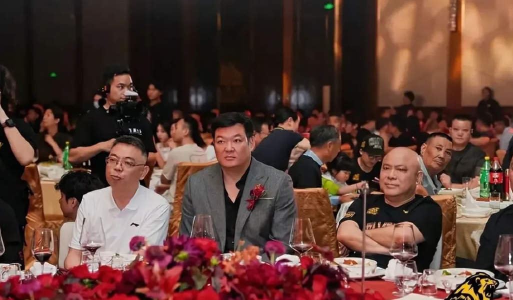方俊这是比参加鸿门宴还难受啊！在广厦队的庆功宴上方俊明显看出来如坐针毡，心里是五