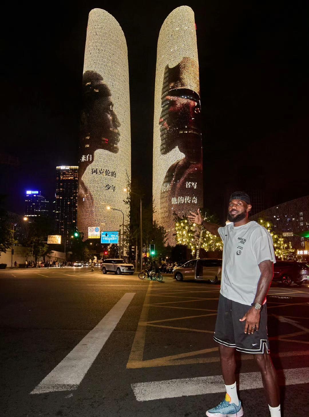詹姆斯去成都双子塔拍照片了。
这是NBA球星在中国的最高待遇了。
科比之后，詹姆