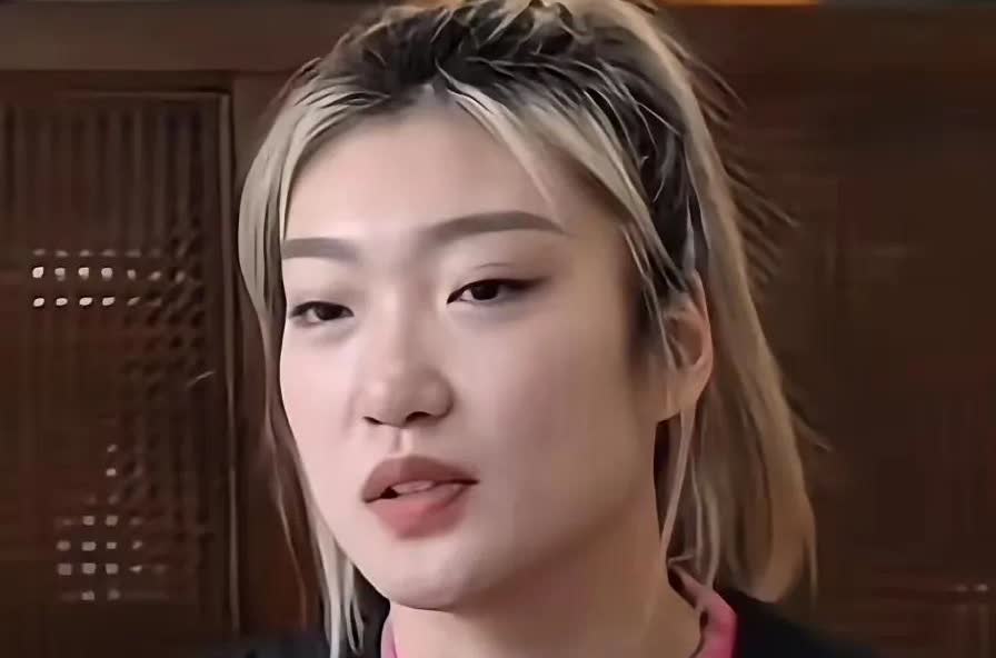 女篮失去这三个人，等于失去半壁江山，输给日本队很正常。

一是郑薇。郑薇曾带