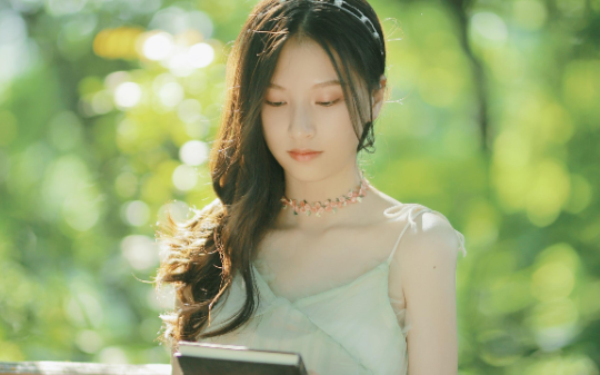 我捐肾给失明未婚夫换眼角膜，可就在婚礼前，我看见他紧紧抱住归来的白月光！