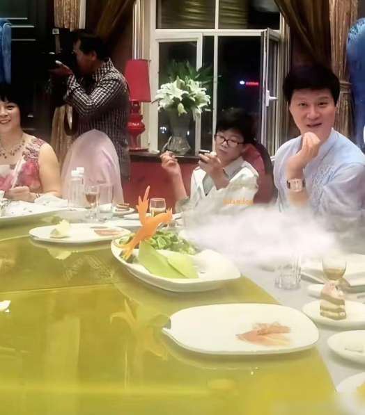 范丞丞稀有的早期照片，和他爸爸好像！ ​​​
