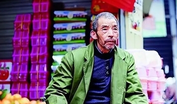 1992年，武汉小摊贩2年捡到2个女婴。为了抚养她们长大成材，他做3份活，终生未