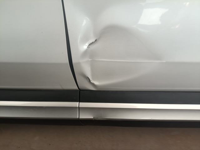 你们的车有剐蹭吗怎么处理的
刚提车进大门不适应结果挂了门柱子