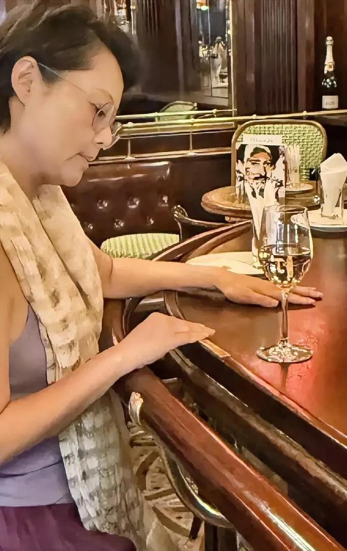 坐在桌旁的这位美女还真是袁立。瞧她坐姿优雅，神情专注，还真让人好奇她是不是对品酒