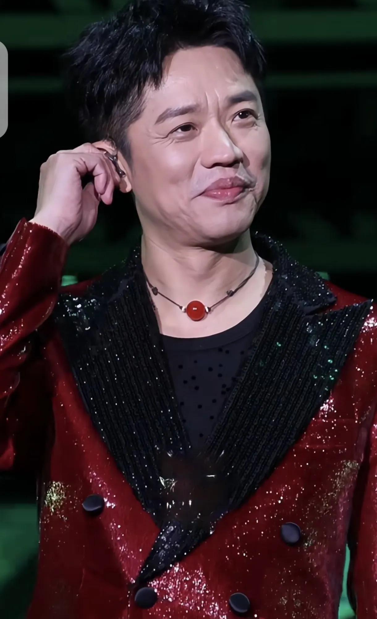 曾毅最近的演唱会已经够火热了，现在又因为戴块表上了热搜，可见公众人物的一言一行有