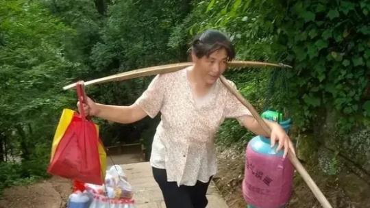 2013年，安徽黄山，一位寡妇做挑山夫20年，辛苦养育了3个儿女，把2个培养成大