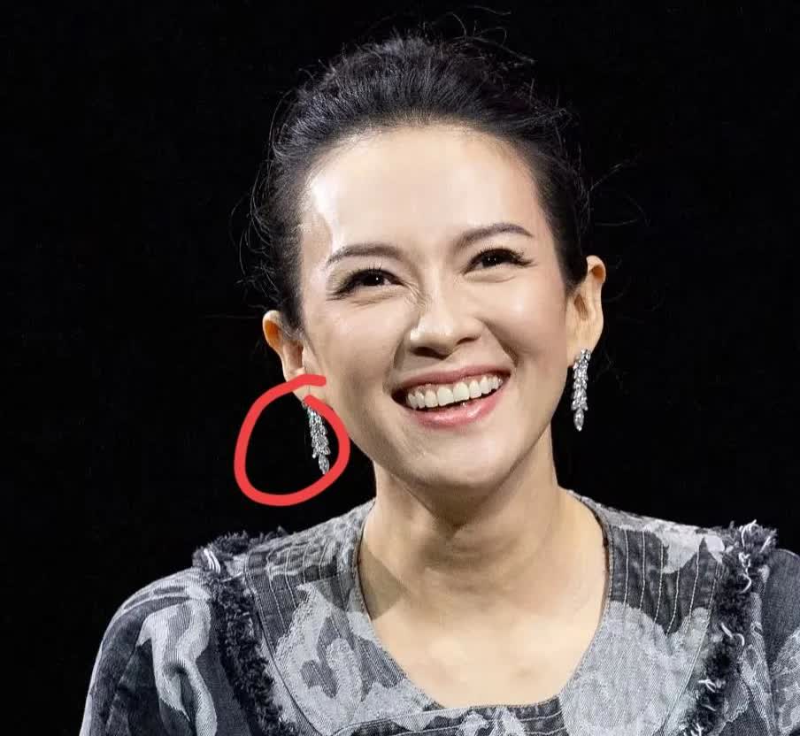 汪峰现在估计大腿都拍断了，
翻来覆去的想了一夜，
怎么也想不明白，离婚后的章