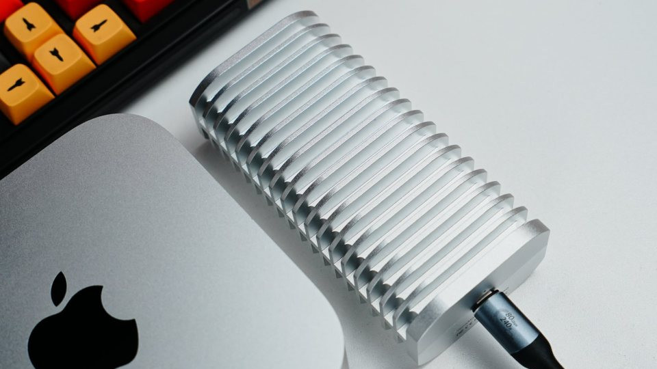 苹果Mac mini Pro最佳搭档：铁威马D1 SSD Pro雷电5硬盘盒开箱体验，速度快，散热强