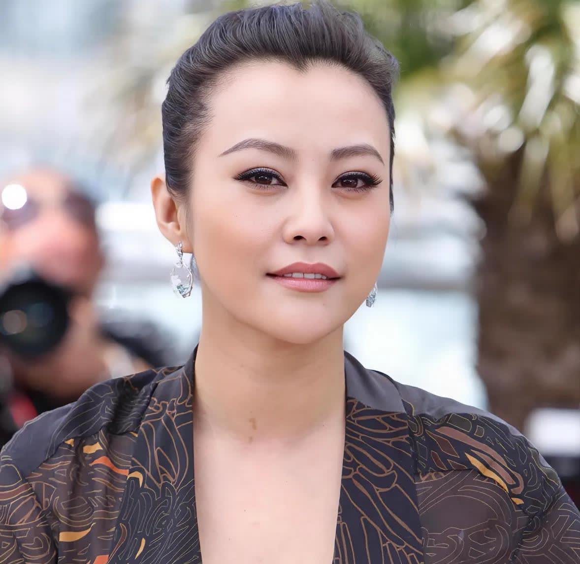我认真研究了一下郝蕾

发现她有一个问题太明显了

那就是身为娱乐圈这个