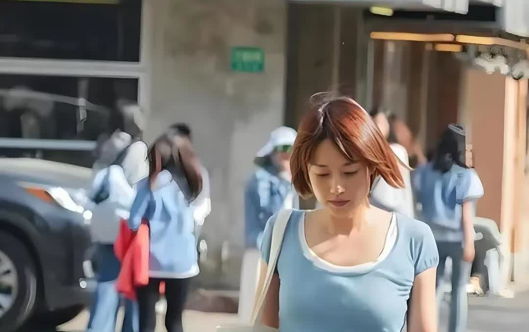49岁马伊琍素颜买菜被拍，和普通人没两样