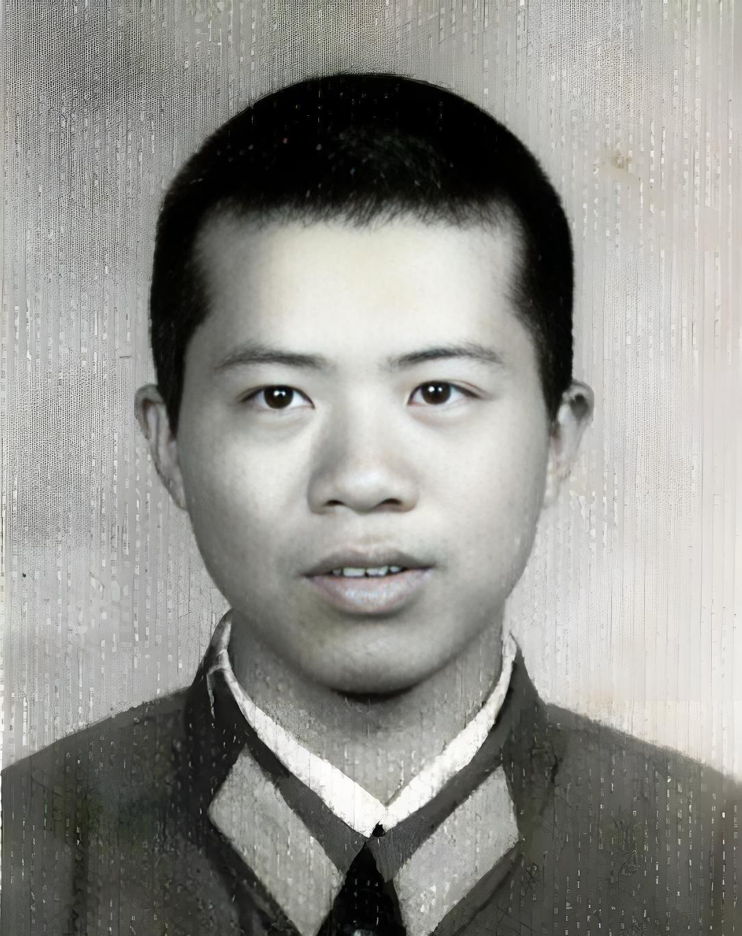 1984年，老山战场，21岁的战士刘家富不幸中枪，跌倒在坑，此时，坑外有4名越军