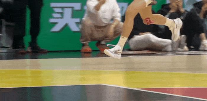 陈登星太强了，真的无法用言语形容了，两记扣篮确实是碾压昔日NBA扣篮王迪亚洛，无