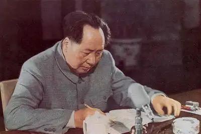 一个国民党的老警察厅长，到了68岁，还给伟人写信求工作。信里没拐弯抹角，直接说“