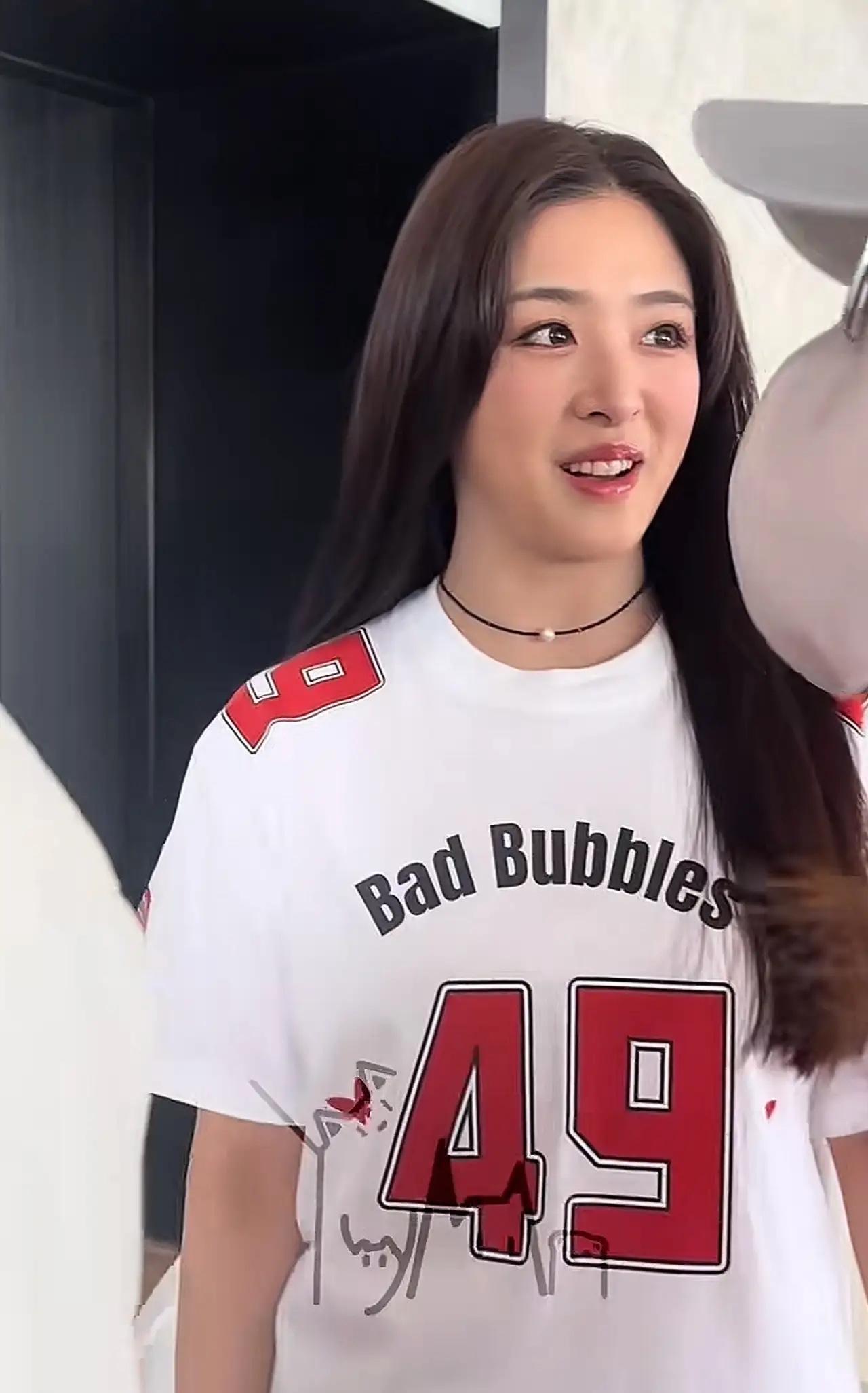 张含韵真的变了
再也不是当初的那个小女孩了
不是因为她变胖了，也不是她变老了，而