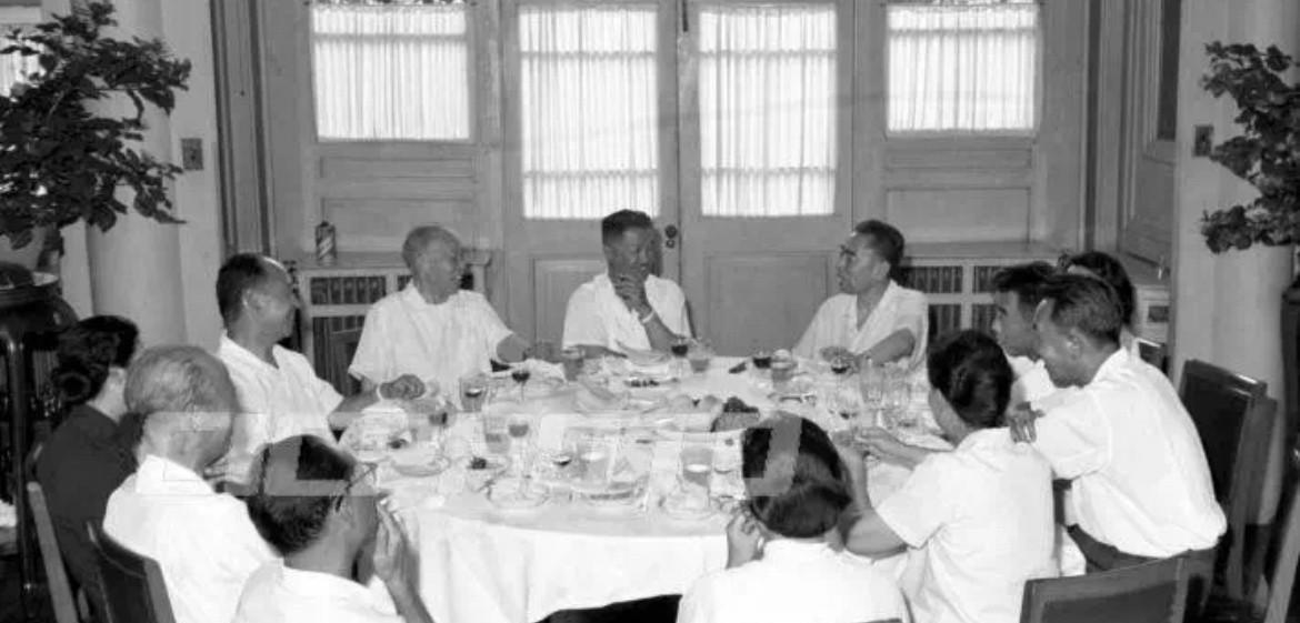 1965年8月17日，贺龙副总理、罗瑞卿副总理及夫人郝治平在北京设宴招待李宗仁夫