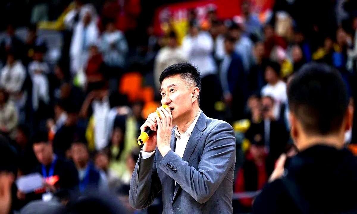 广东宏远男篮主教练杜峰，急需对教练组进行优化，任骏飞和西热力江二人加入助教团队