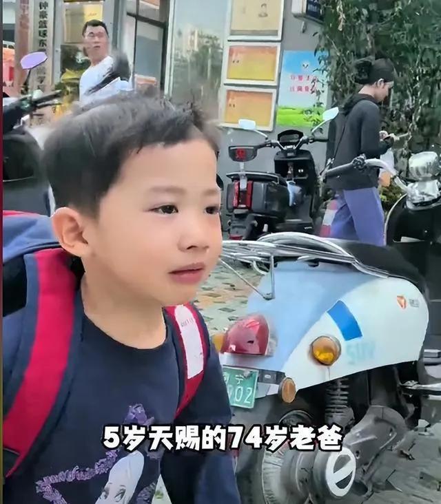 74岁的天赐爸爸忍无可忍，他开始挨个回击那些不善意的评论。
有人问，想知道那么大