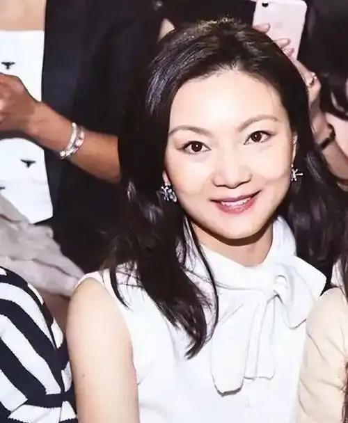 张艺谋对妻子陈婷那叫一个迷恋！为啥呢？
只因陈婷骨相超棒，符合他的上镜标准。张艺