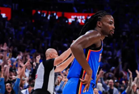 NBA常规赛，雷霆以121-92战胜湖人。
本场比赛，雷霆球员卡森-华莱士投篮6