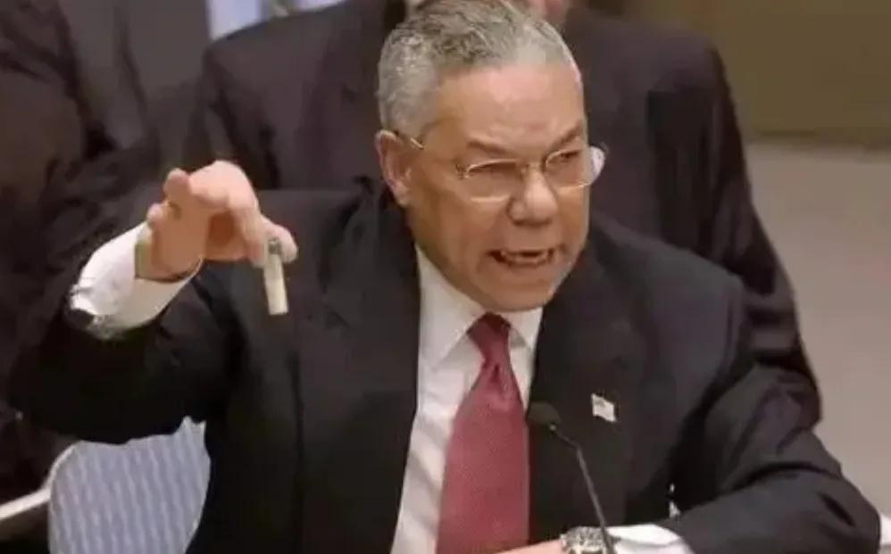 2003年，美国攻打伊拉克之时，鲍威尔手持一瓶洗衣粉，宣称伊拉克拥有大规模杀伤性