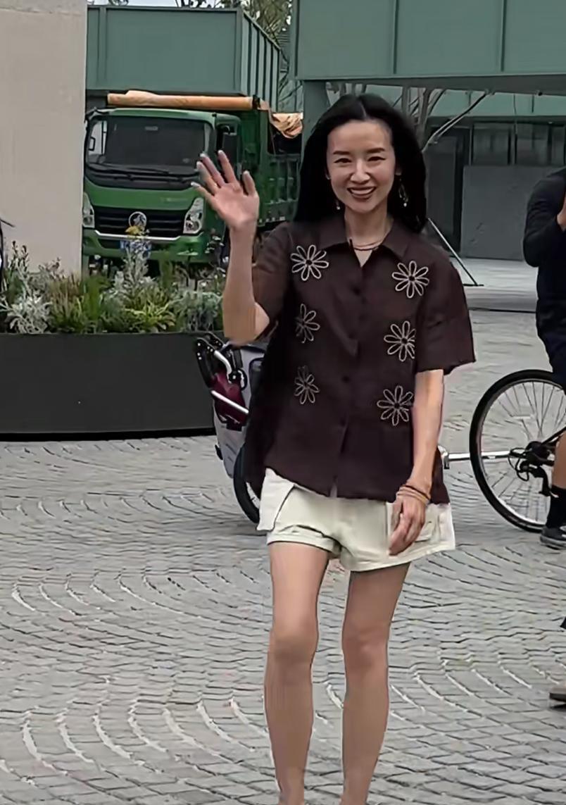 没想到，离开滤镜的董洁，皮肤这么黑。脸上岁月的痕迹清晰可见。与直播间里吹弹可破的