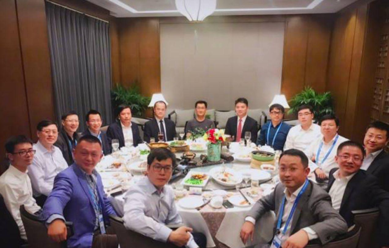 在饭局上当领导说：“你老婆很漂亮”时，低情商者会回答“谢谢夸奖”。这样的回应显得