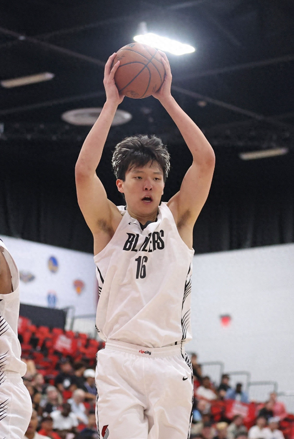 杨瀚森参加了开拓者G联赛球队混音队的比赛，朱芳雨解说。
他说：“但在篮下防守方面