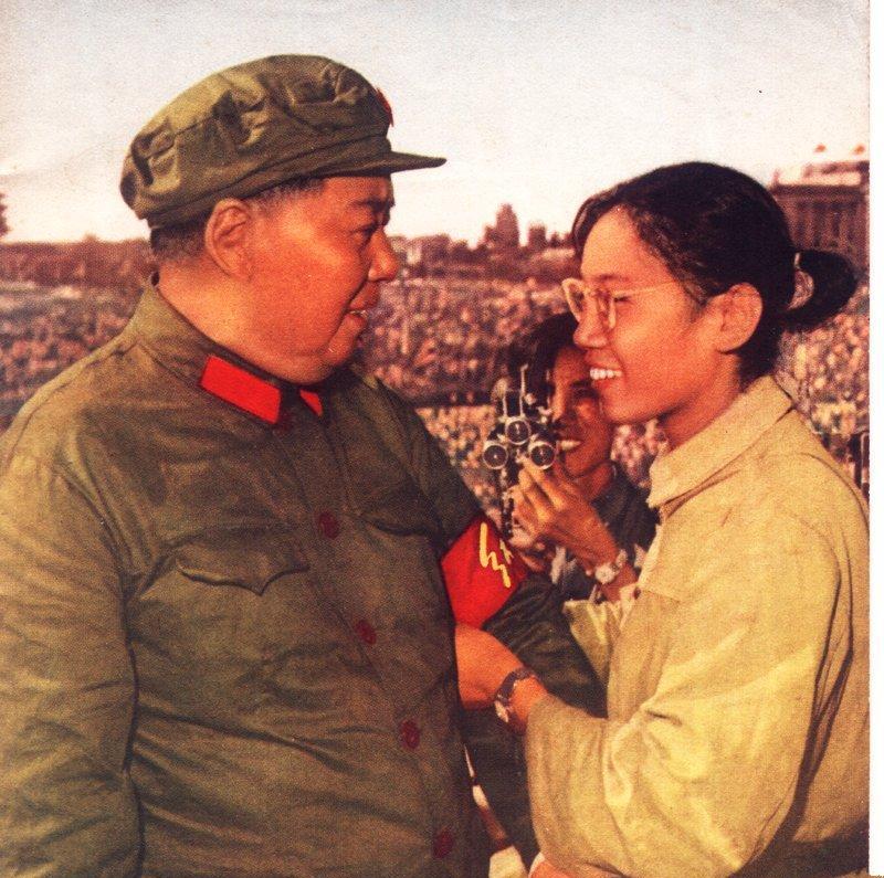 1966年8月18日，老人家接见北京师范大学附属女子中学宋彬彬。
宋彬彬的父亲是