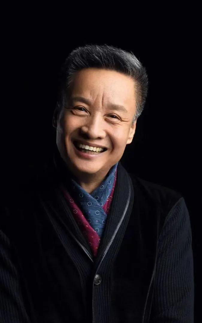 阎维文1957年生于山西平遥，是国家一级演员。他13岁进入山西省歌舞团，后调入总
