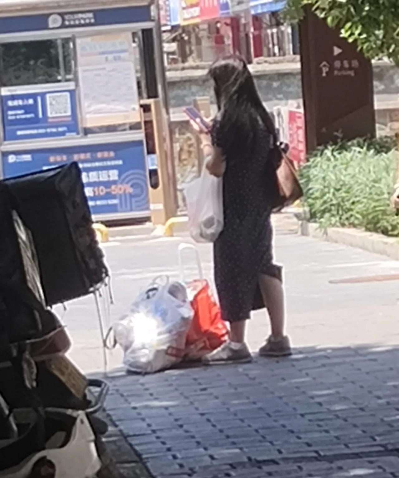 小姐姐提不动了，我要不要去帮帮她？说不定还有华子抽[呲牙]