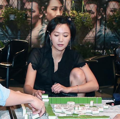 京圈白月光硬刚催生大军！50岁徐静蕾丁克后活成娱乐圈爽文。 北京胡同凌晨三点练字