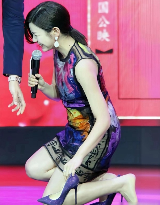 陈妍希，这个鞋跟也太高了，女明星真不好当啊 ​​​
