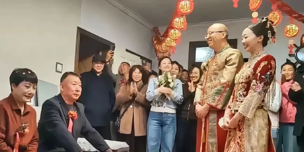 江苏，有一名女子跟妈妈去舅舅家参加表姐的婚礼，女子跟妈妈本来以为，表姐是大学本科