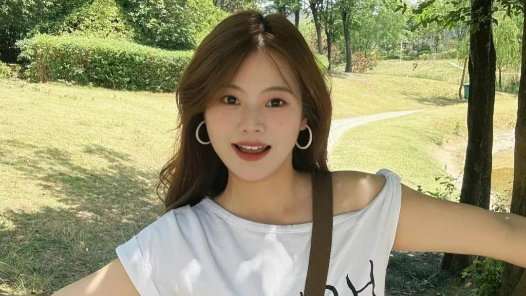 甜系女孩湿地公园拍照，9个简单动作一看就会，自然出片超好看