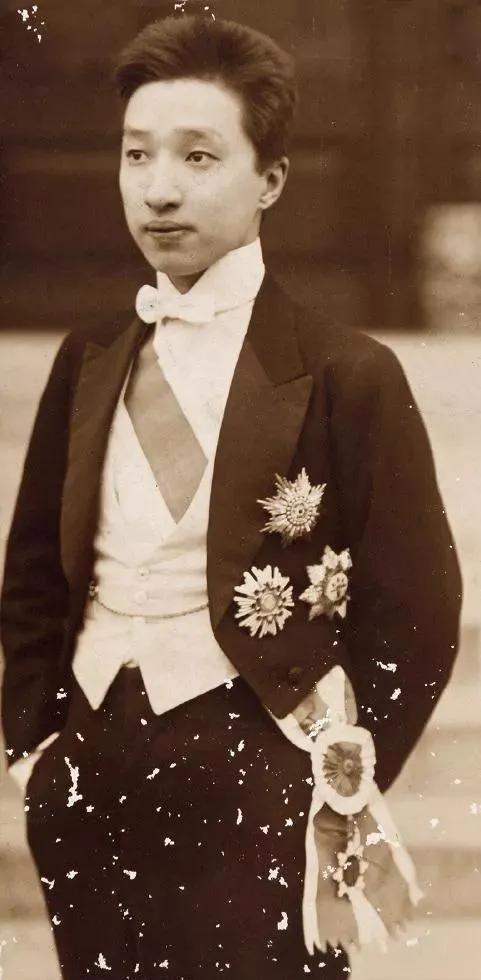 1916年，清末首富盛宣怀留下1300多万两白银的遗产，折合现在约100多亿元。