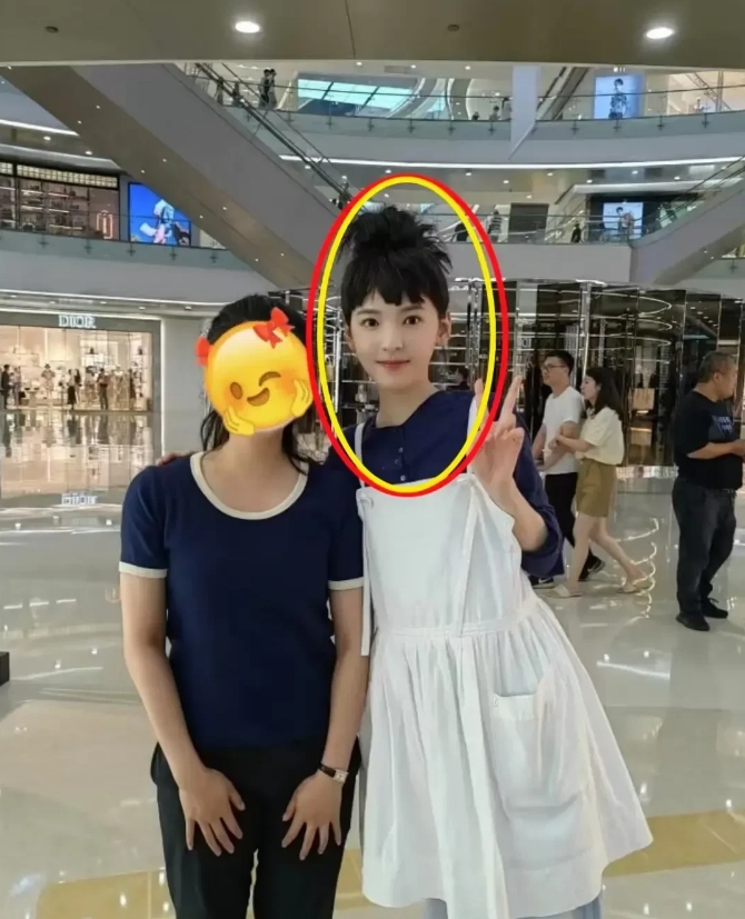 这发型是得罪化妆师了吗？真是一言难尽啊。[捂脸哭][捂脸哭][捂脸哭]