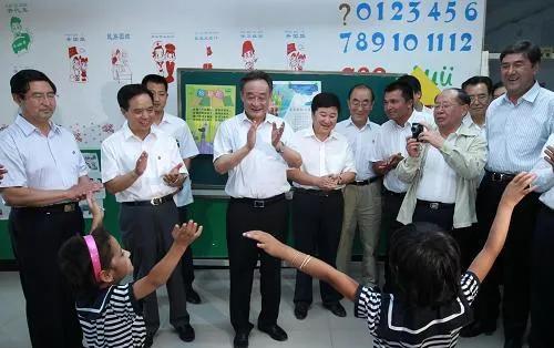 2011年，吴邦国就中央新疆工作座谈会精神贯彻落实情况进行调研。这是6月16日，