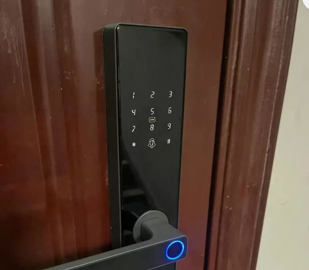 广东，有一位女士，紧追潮流，在自家家门安装了指纹锁。原本以为能够尽情享受高科技所