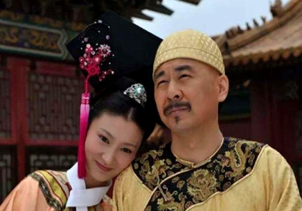 1729年，52岁的雍正招秀女马氏侍寝。

是夜，马答应被裹在厚被子里，送到了龙