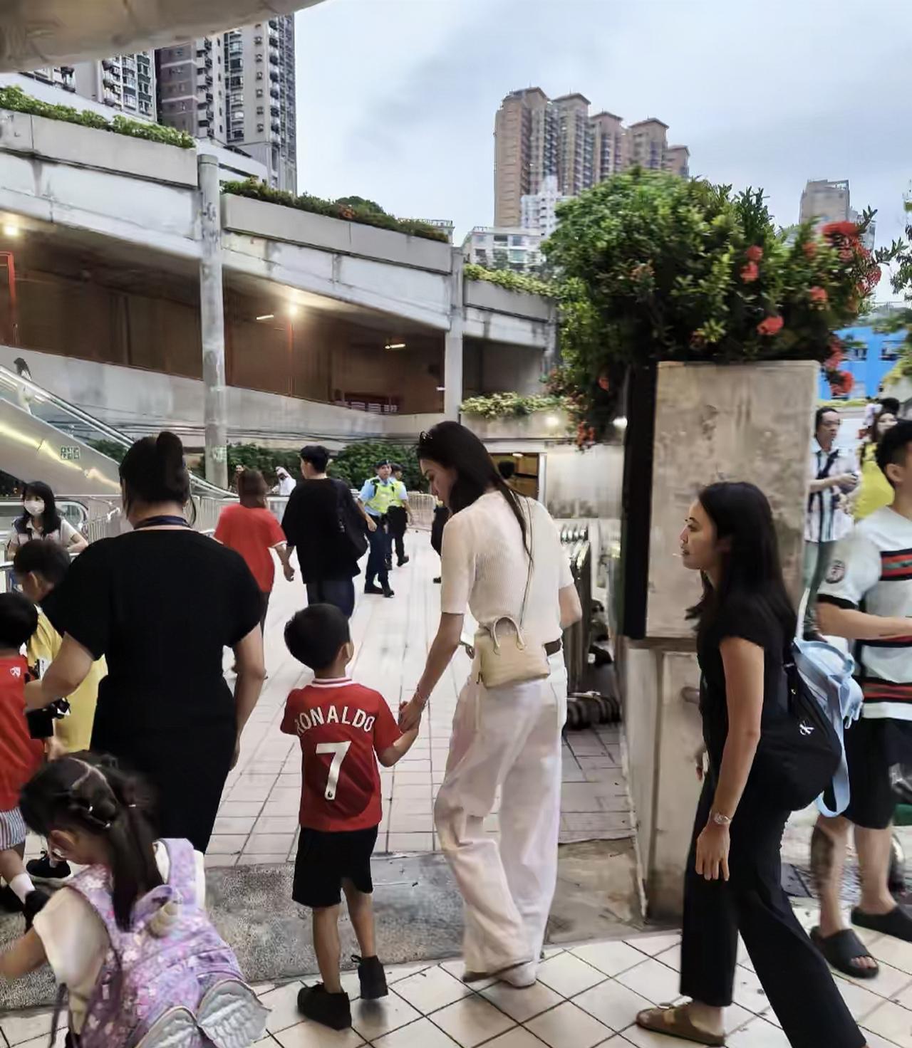 近日，C罗在香港参加足球比赛，奚梦瑶带着5岁儿子，到大球场看球赛。
奚梦瑶瘦高瘦