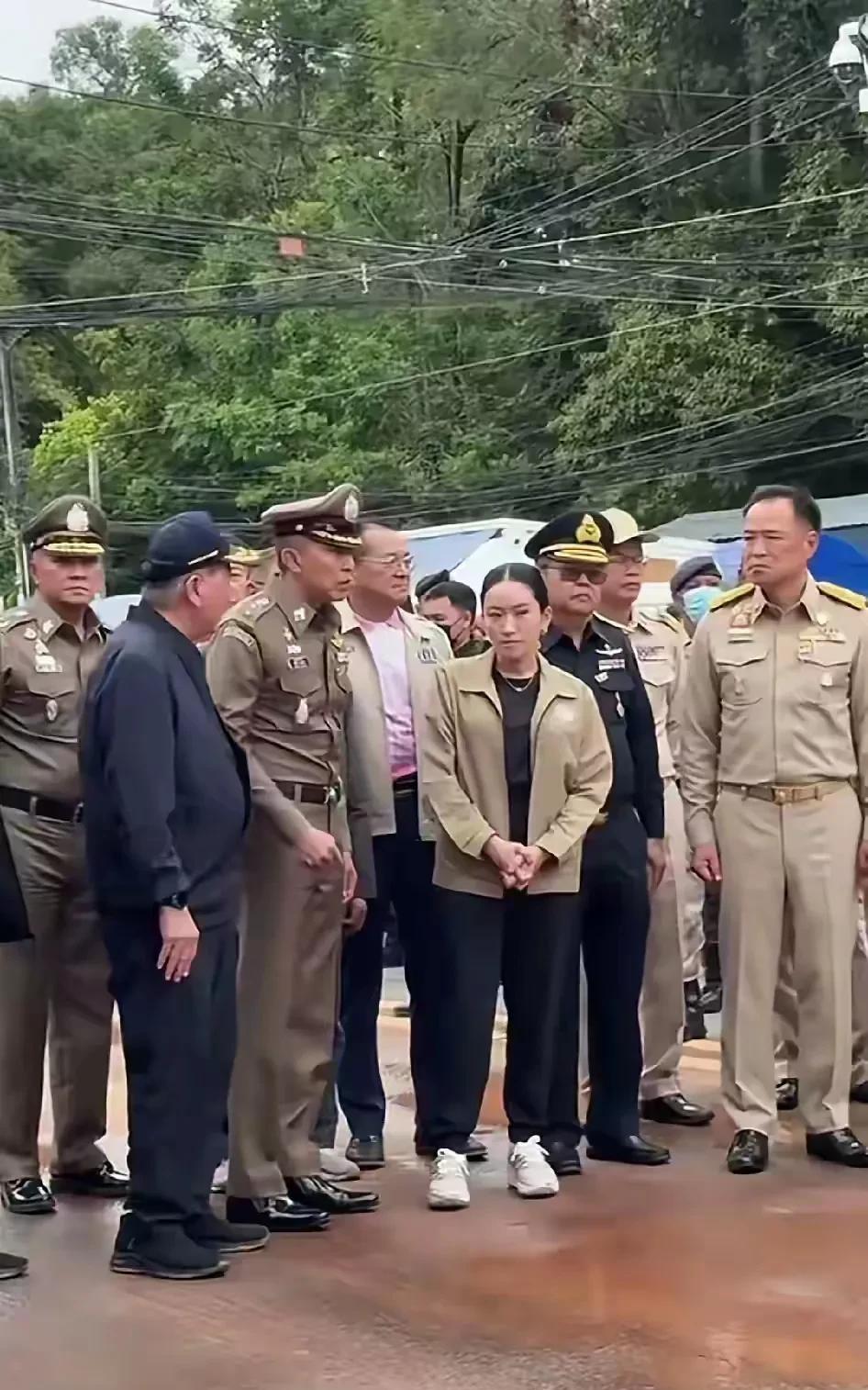 佩通坦在泰国的地位并未动摇，在视察边境时，代总理普坦与众将官将佩通坦围绕在核心，