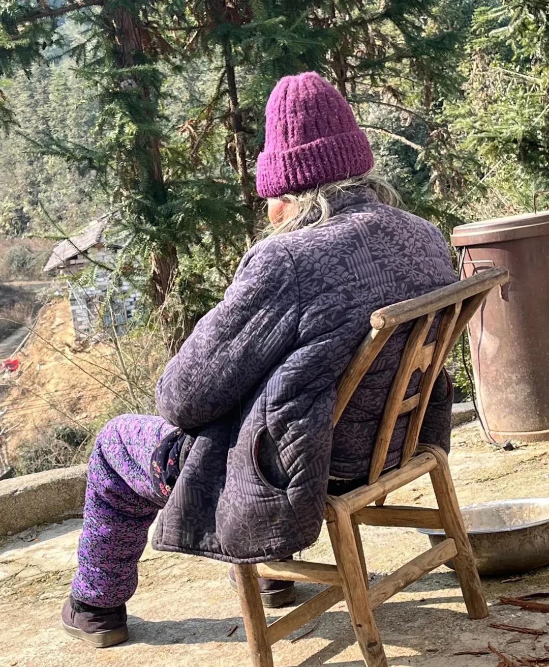 邻居家老太卧床多年，屎尿遍地，恶臭难闻，几个子女无一人肯踏进房门。



几天前