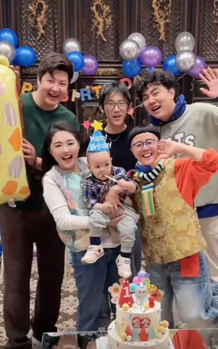 金龟子的女儿王逸宸晒出的全家福可太吸睛啦！原来是外孙满周岁，一家人齐聚庆祝。照片