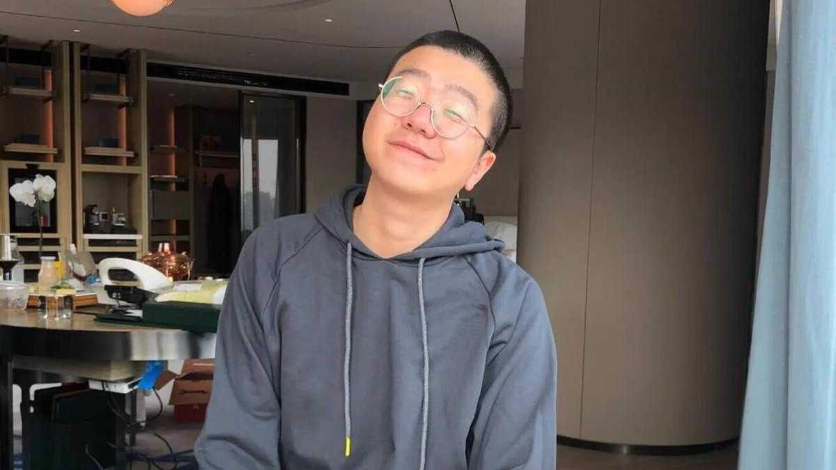 36岁李诞上海街头躺平，骑单车玩手机，悠哉不用上班！