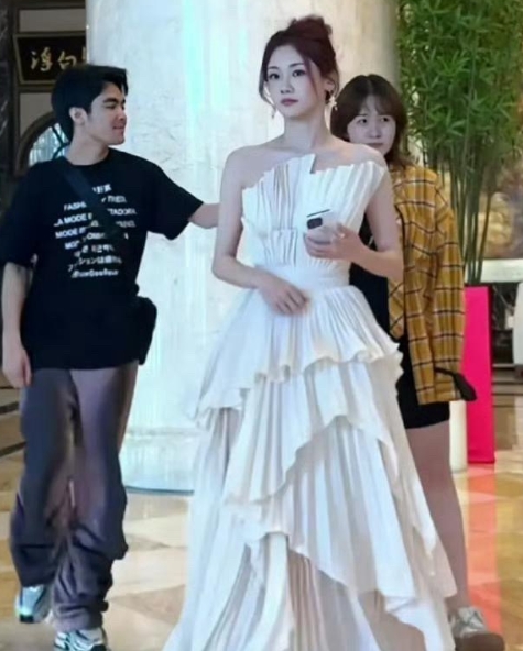 苗苗是我见过唯一一个，生了三个孩子，身上却没有一丝妈味儿的人。