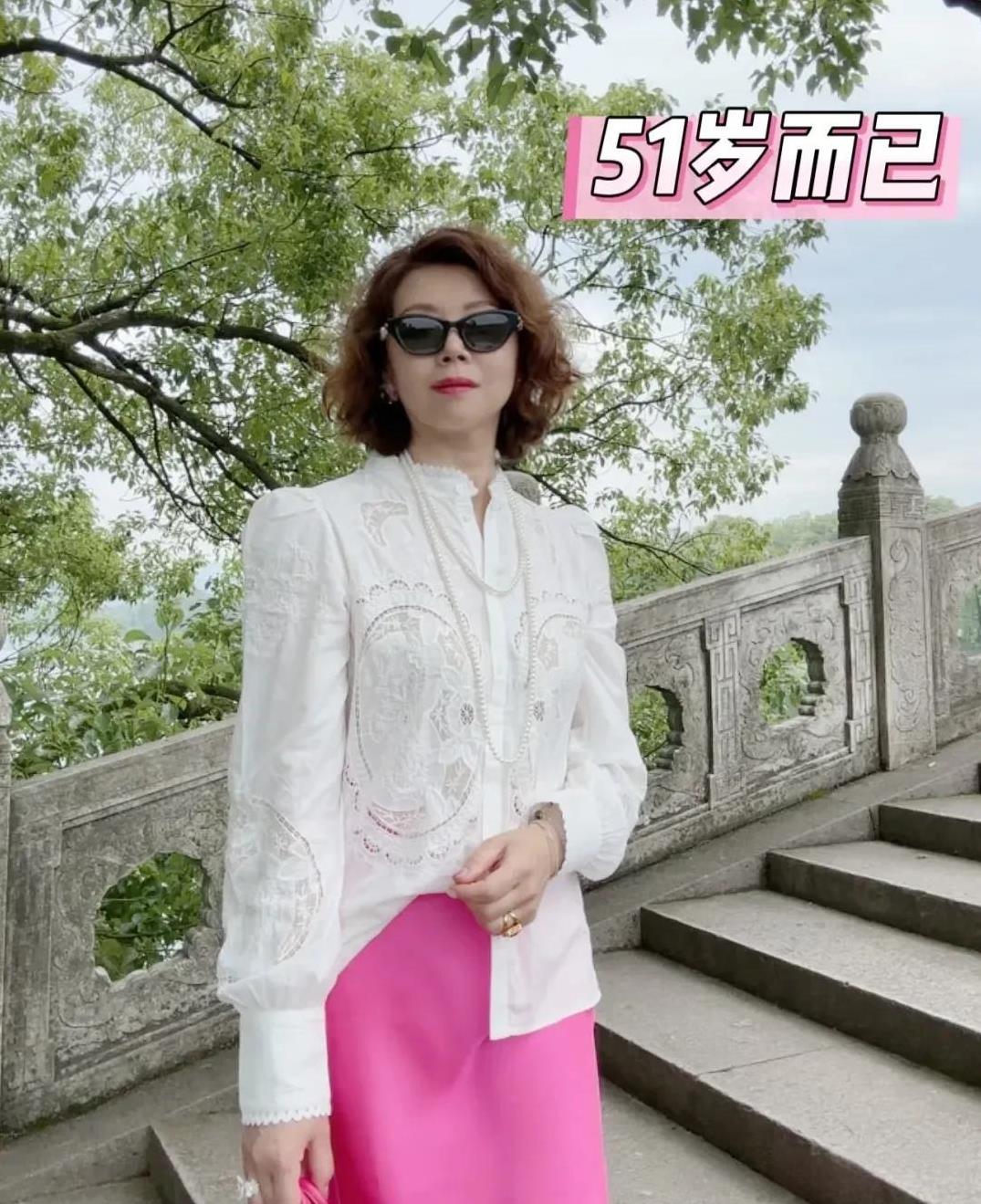我姐51岁属龙的
刚刚退休，退休金5300元
天天得瑟的像是退休金有1万元似的。