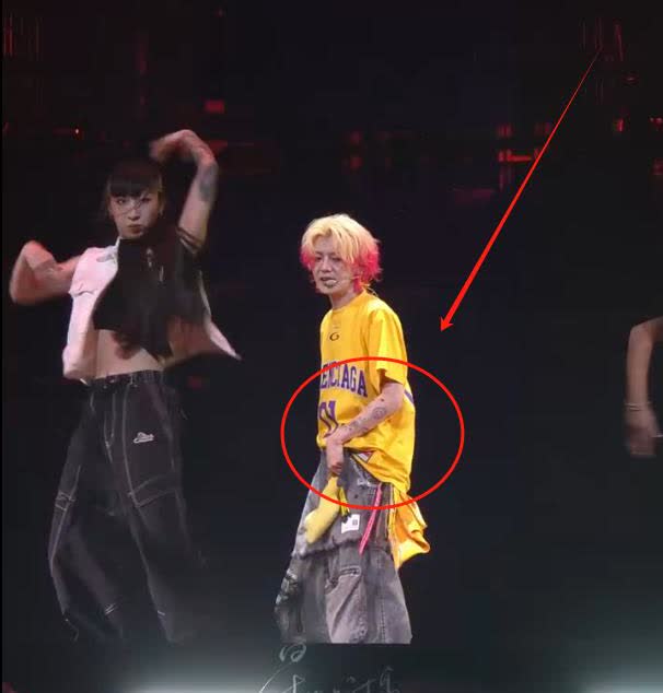 鹿晗成都演唱会Day2《超级冠军》舞台
把戒指摘下来的鹿晗！
我还有一个发现
